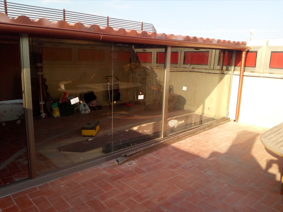 Cerramiento de aluminio inox, y techo de panel en madera