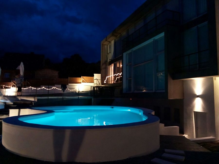 PISCINA RIÑON ILUMINADA