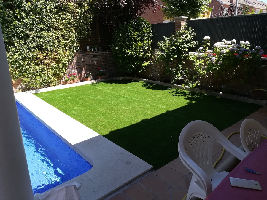 Intalacion cesped con piscina