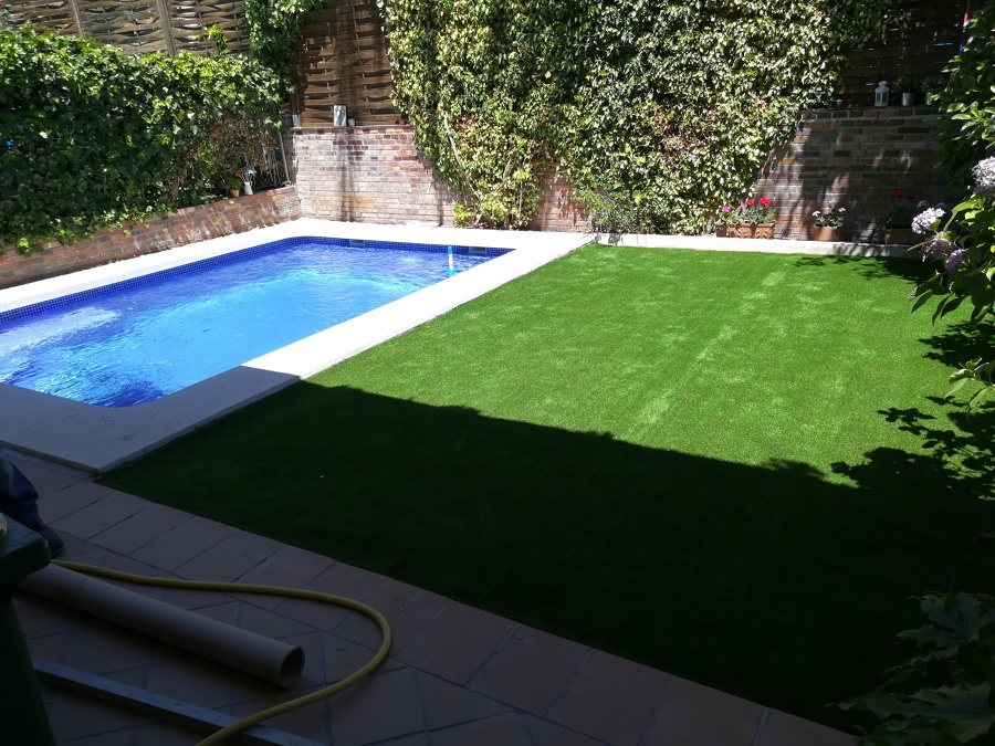 Instalacion cesped con piscina