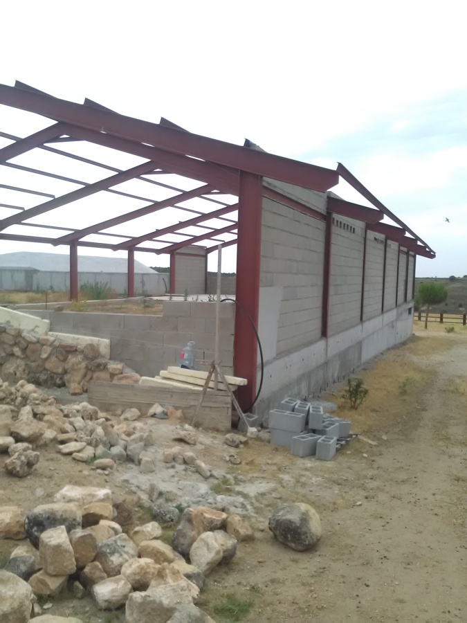 Cerrando nave con bloques de hormigón