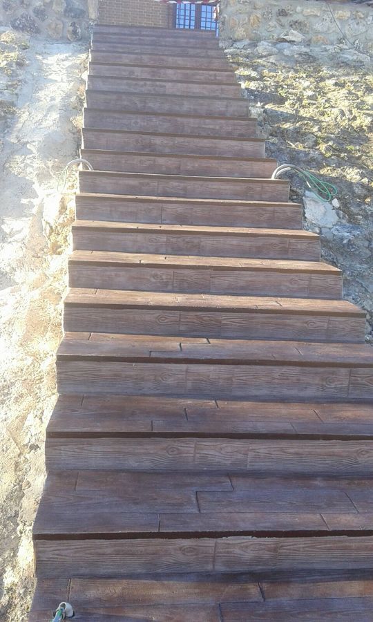 Escalera con el dibujo de madera