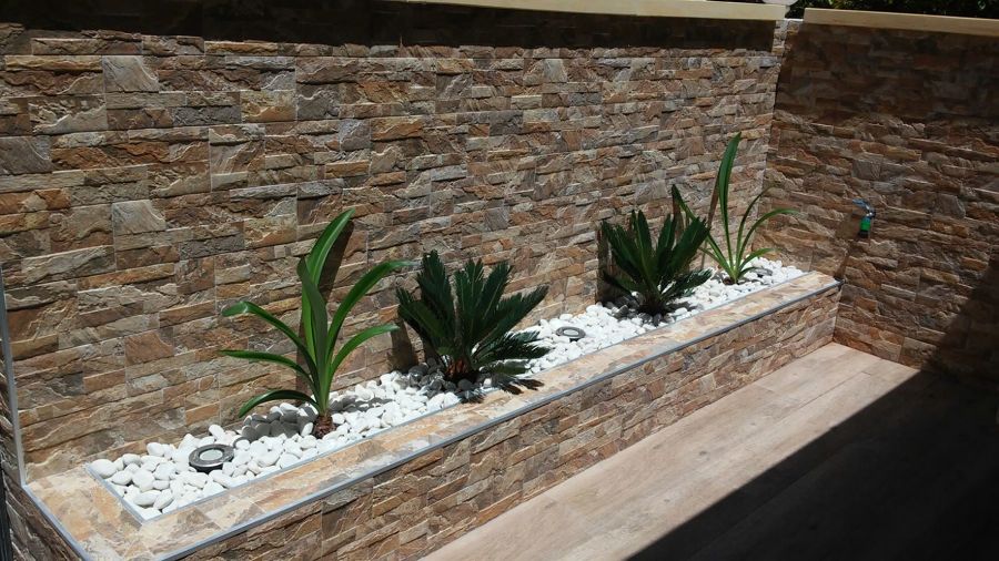 Jardinera con luz de led y decoración