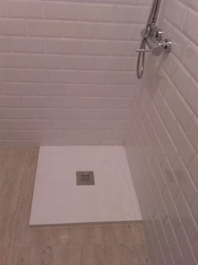 Plato de ducha pizarra blanca con azulejos blancos