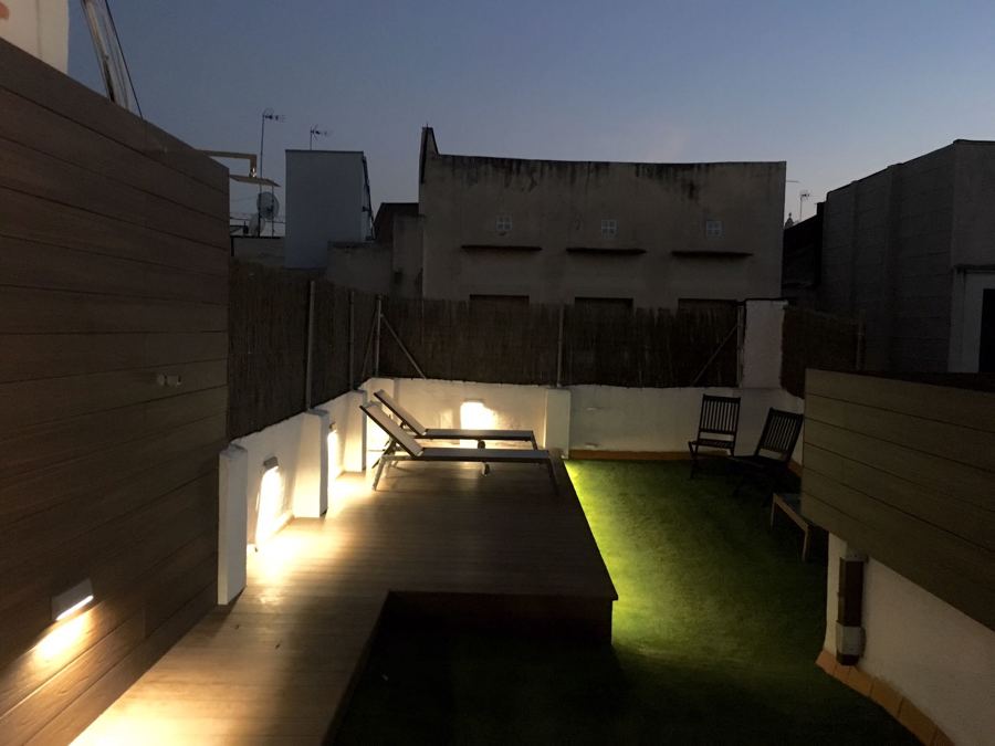 tarima exterior, iluminación exterior, cfésped artificial