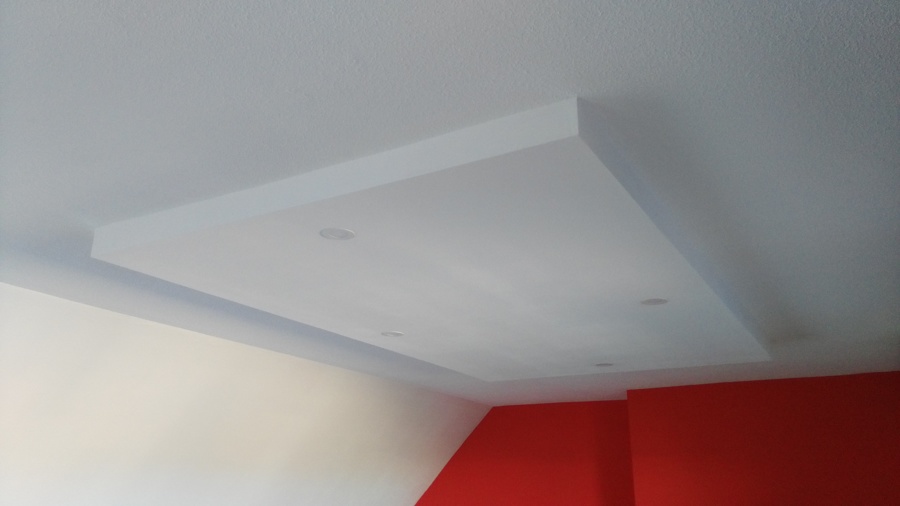 Falso techo para creación de un ambiente diferenciado en el salón