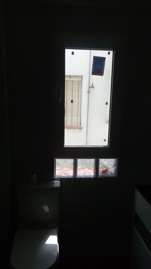 Ventana con piesas de cristal debajo
