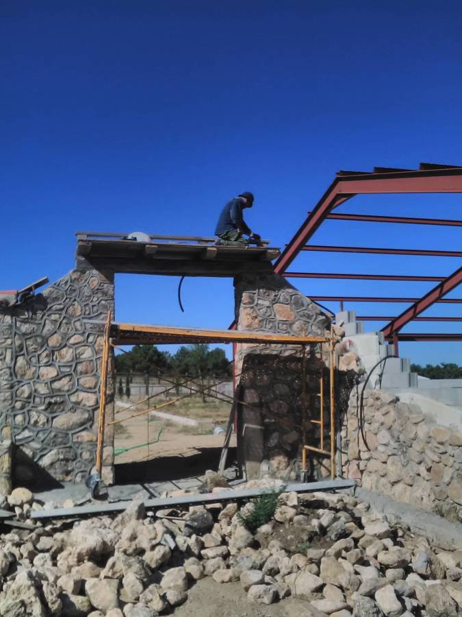 Entrada de nave con piedra