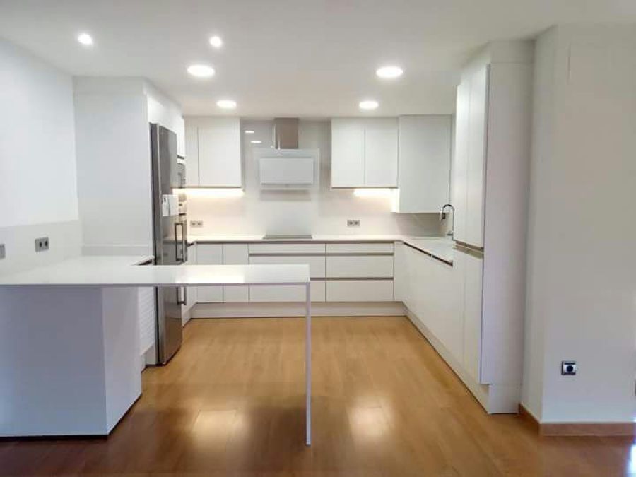 Encimera cocina y frente con mesa.