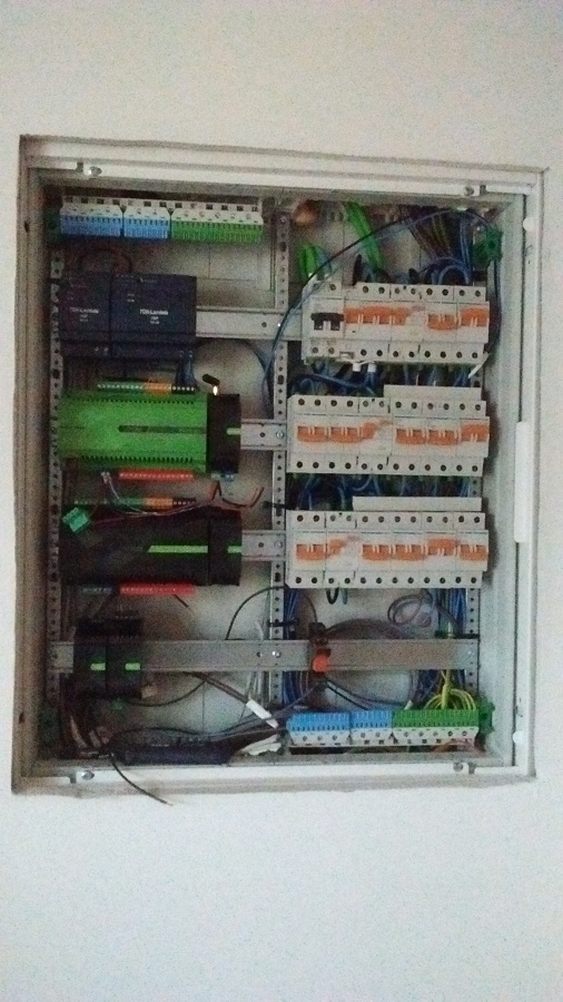 Cuadro eléctrico y extensiones de control.