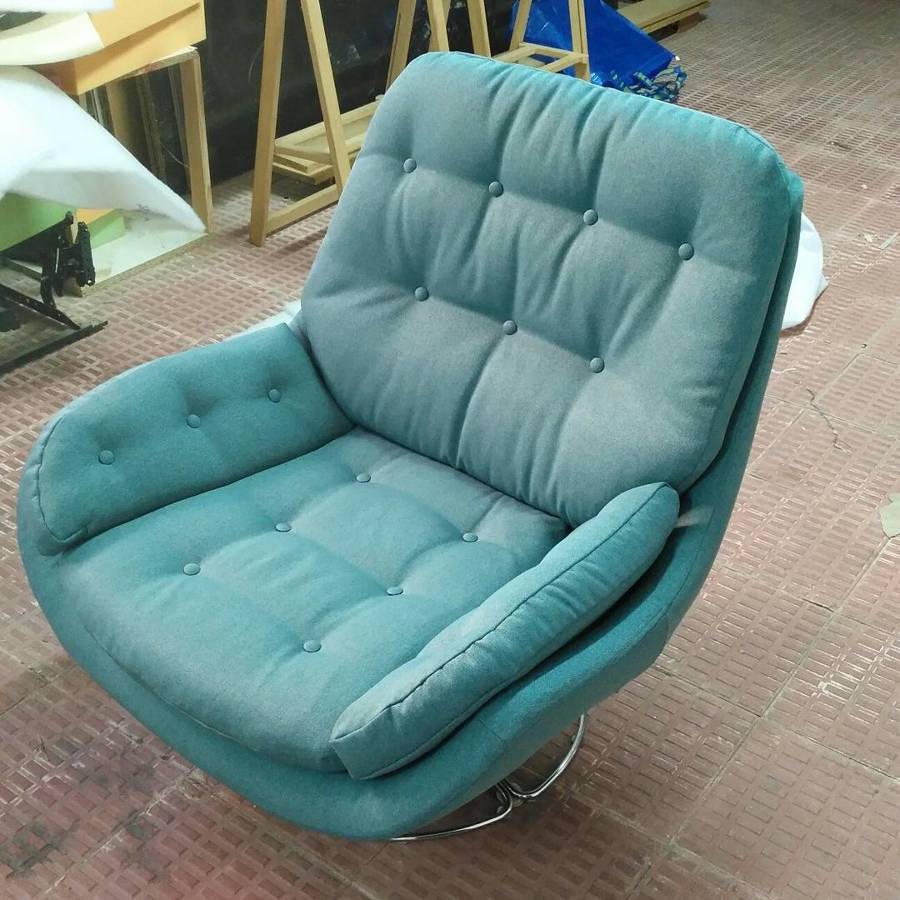 Sillón huevo tapizado en tela antimanchas