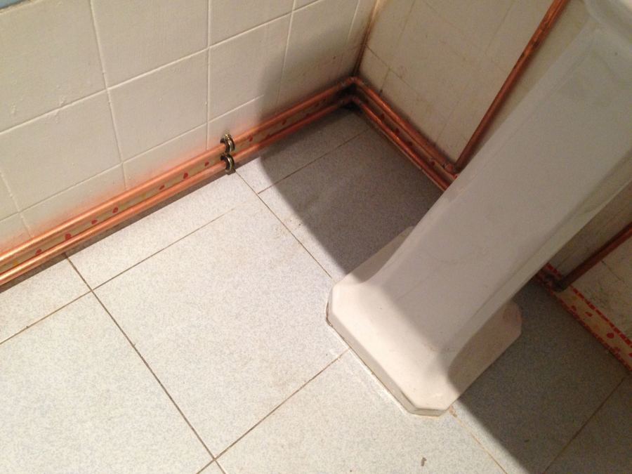 Instalación vista echa en cobre.