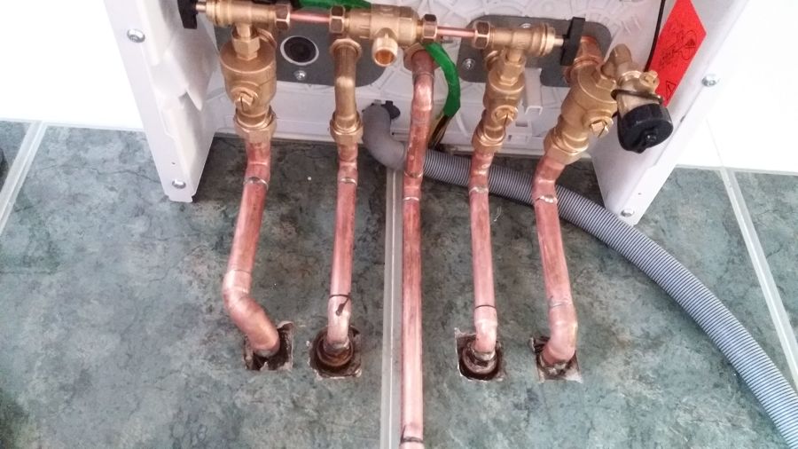 Las conexiones a al caldera y al circuito hidráulico