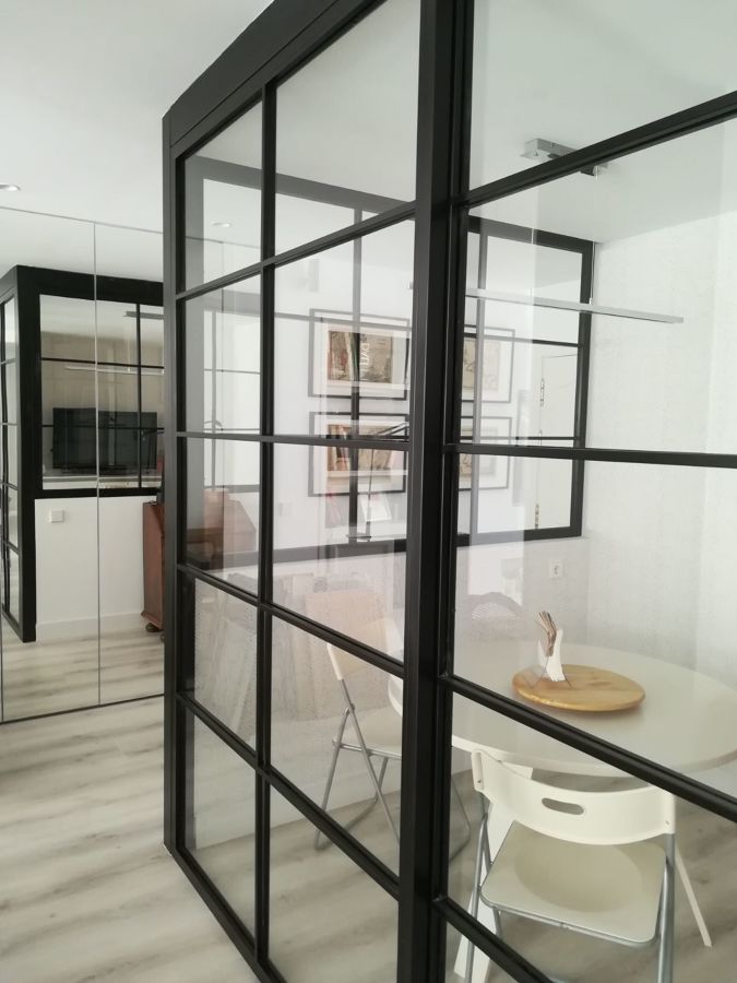 puerta corredera de estilo industrial de hierro y cristal