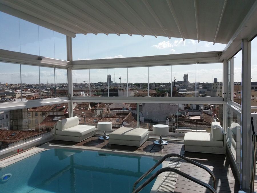 Instalación de Cortinas de Cristal Fijas y Móviles en un Hotel