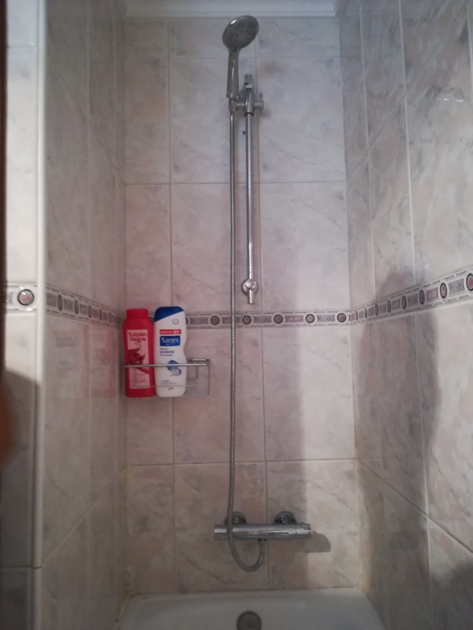 Colocación de grifo termostatatico y barra de ducha