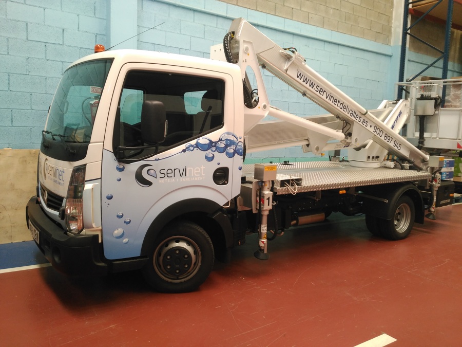 CAMIÓN GRÚA PROPIO