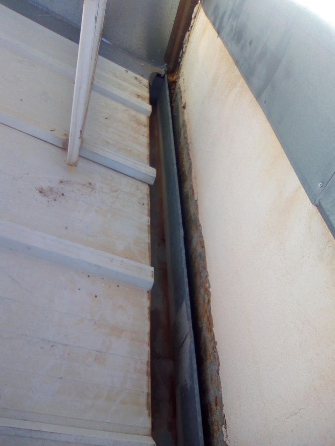 Junta de dilatación entre cubierta de naves