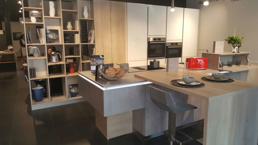 Cocina con isla y biblioteca