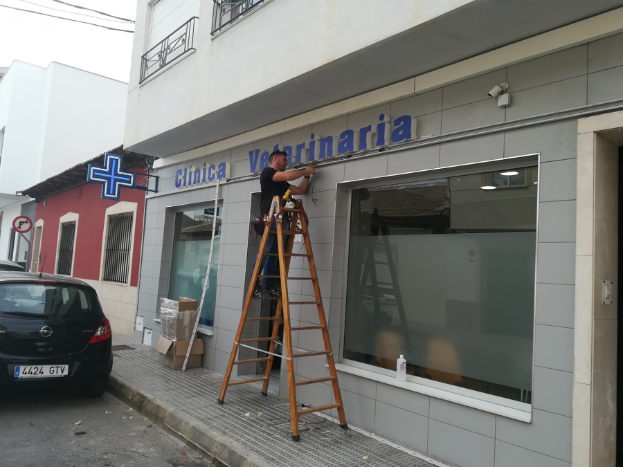 Colocacion letras luminosas.