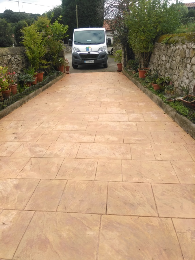 ACCESO A VIVIENDA EN HORMIGÓN IMPRESO