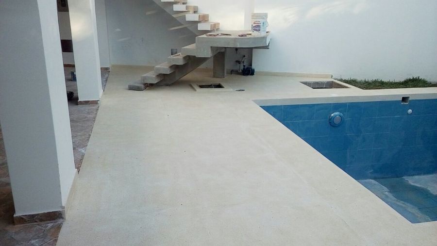 Piscina con escaleras