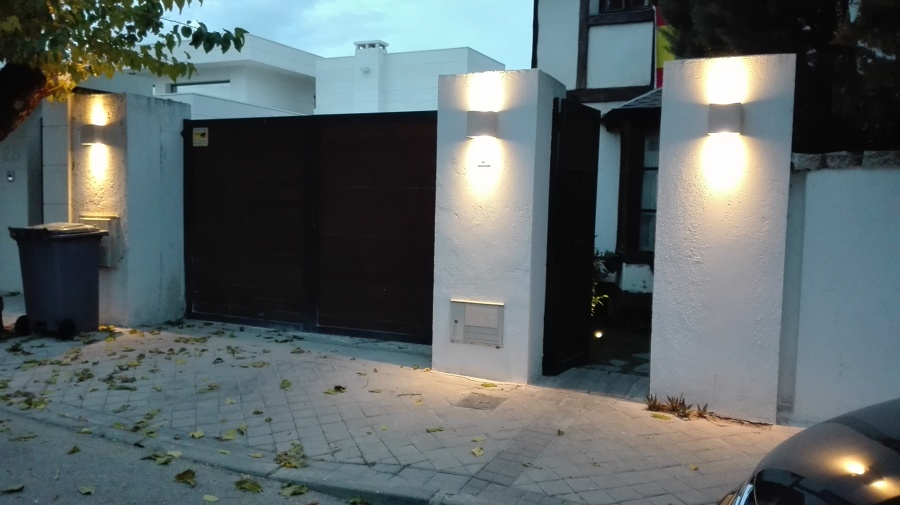 Iluminación en fachada y jardín en chalet