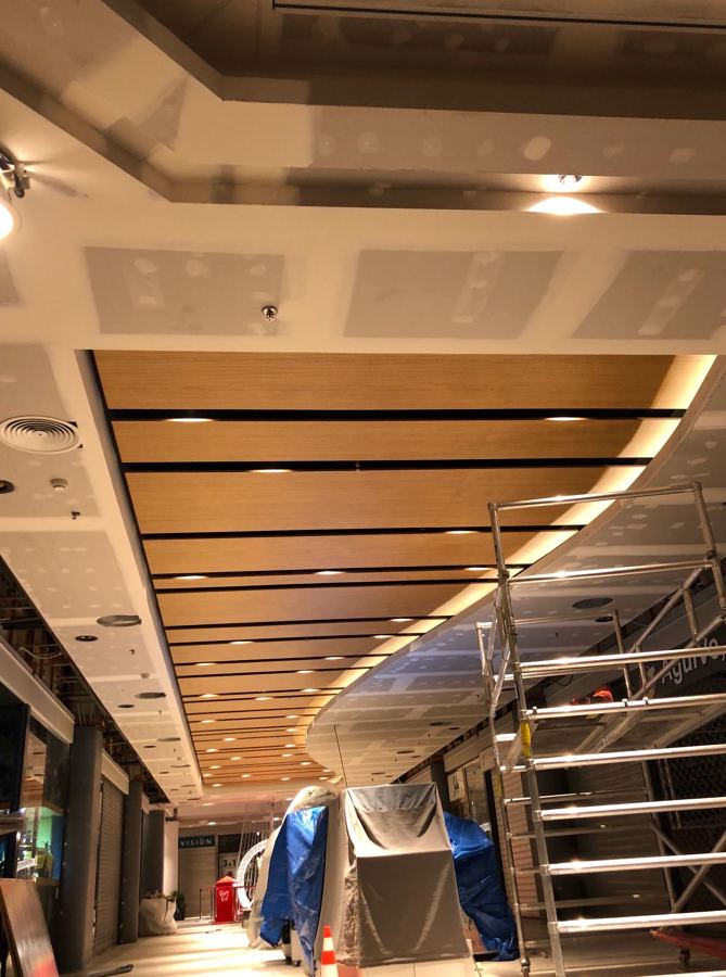 Techo curvo de madera acabado