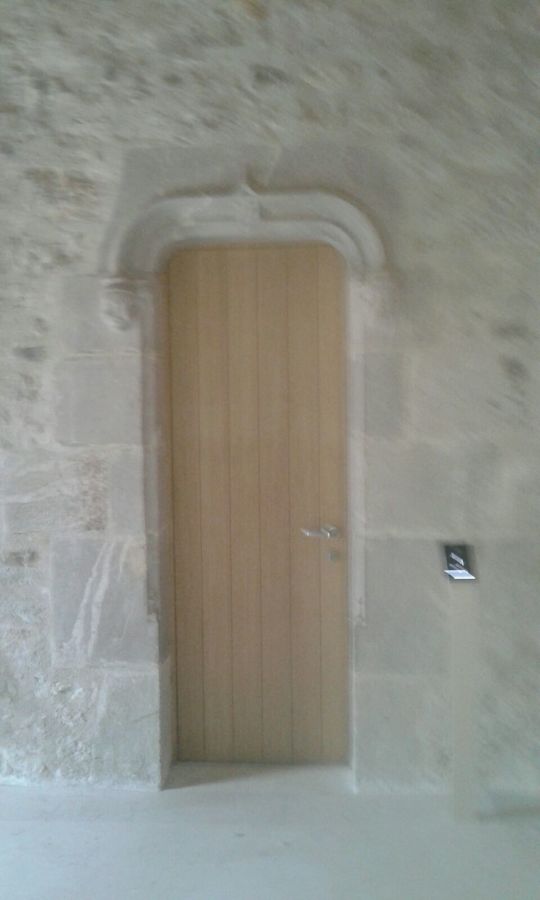 Puerta de piedra con decoracion