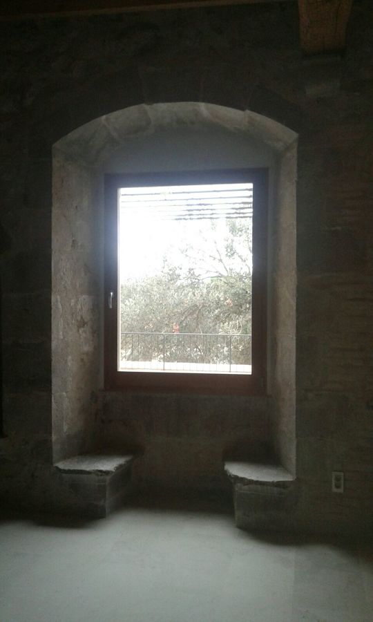Ventana con asientos de piedra