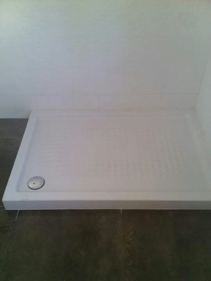 Colocación plato prefabricado baño.