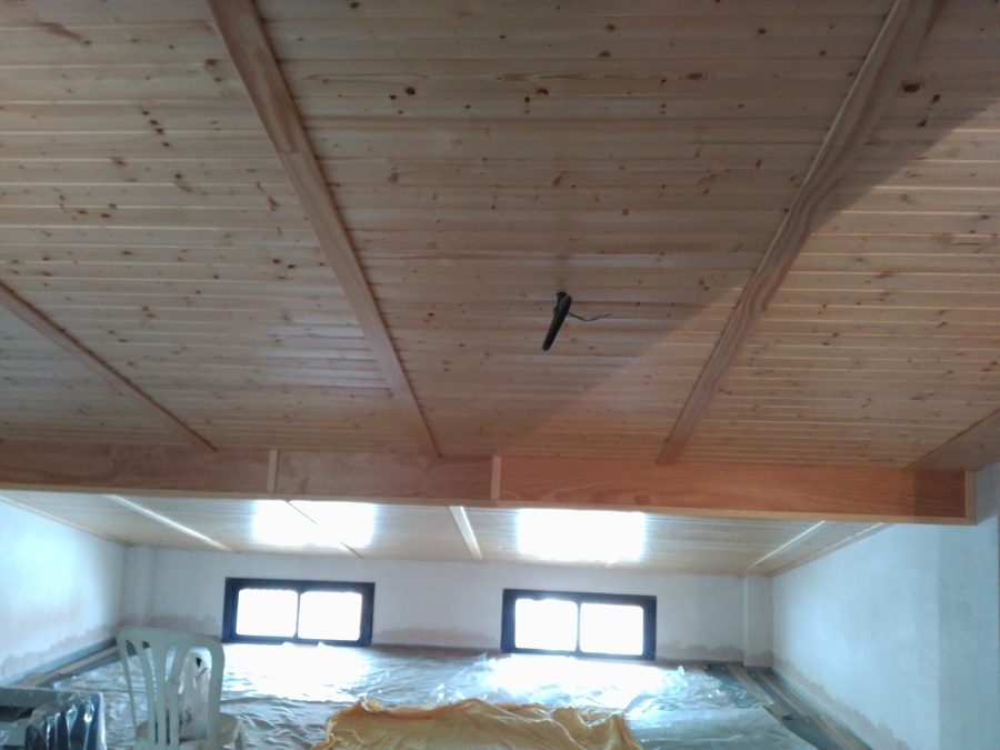 Falso techo de madera.