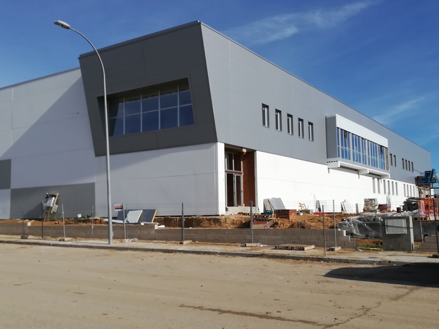 Fachada de panel sándwich HIPER USERA