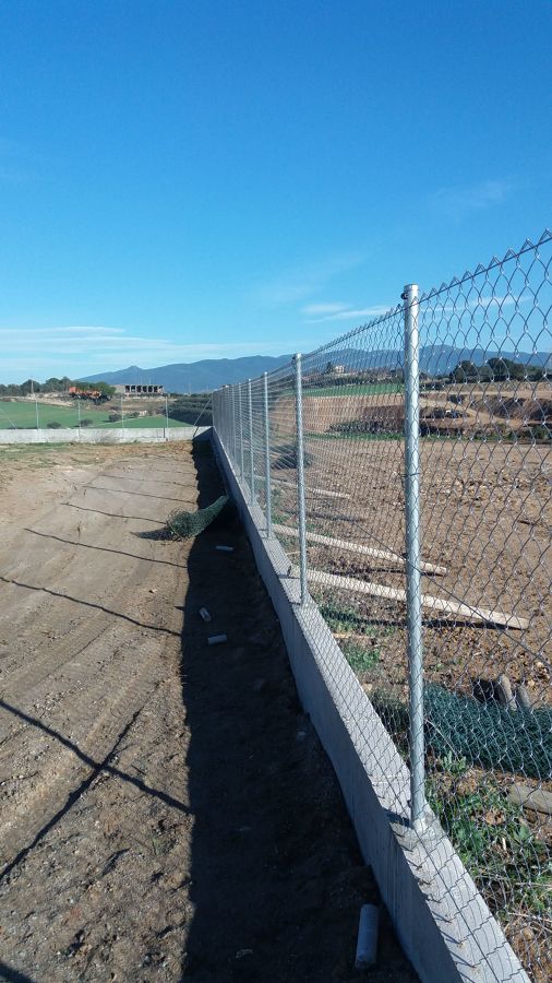 Muro y cerramiento metalico