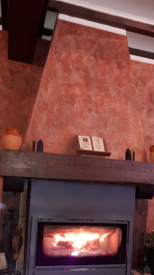 chimenea pintada con pintura decorativa