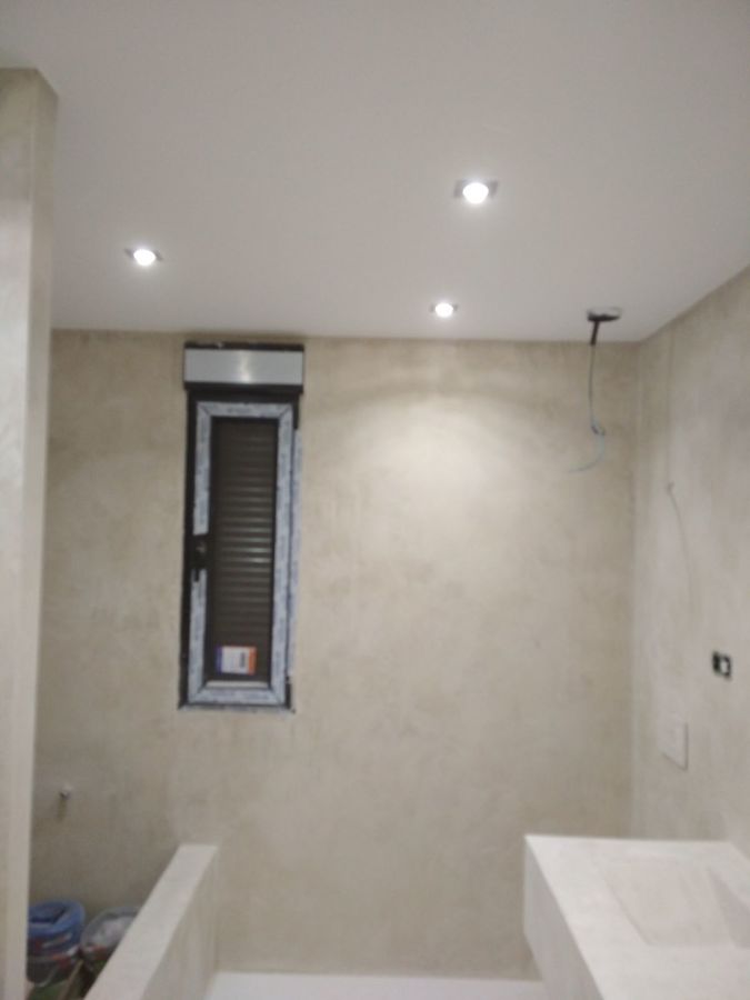 Paredes, suelos, lavabos y bañera de Microcemento