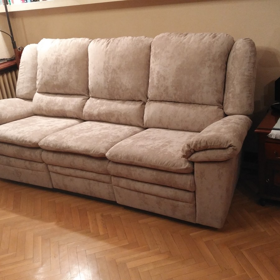 Sofá con sistema de relax tapizado en terciopelo