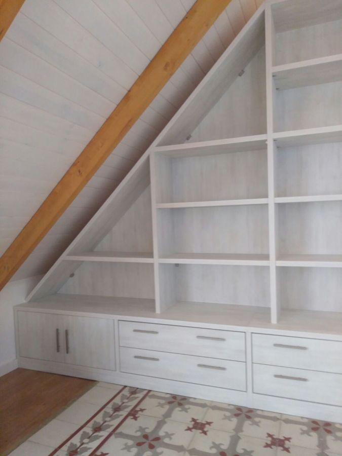 LIBRERÍA ABUHARDILLADA CON TABLEROS LAMINADOS DE 30M/M PINO NÓRDICO BLANCO