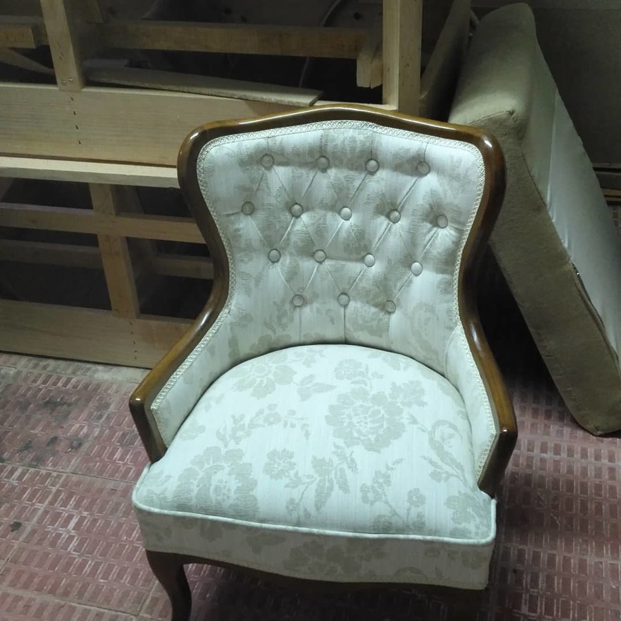 Butaca tapizada en tela antimanchas con capitone