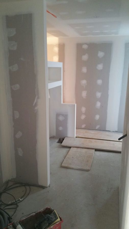 pared de armario y estanteria