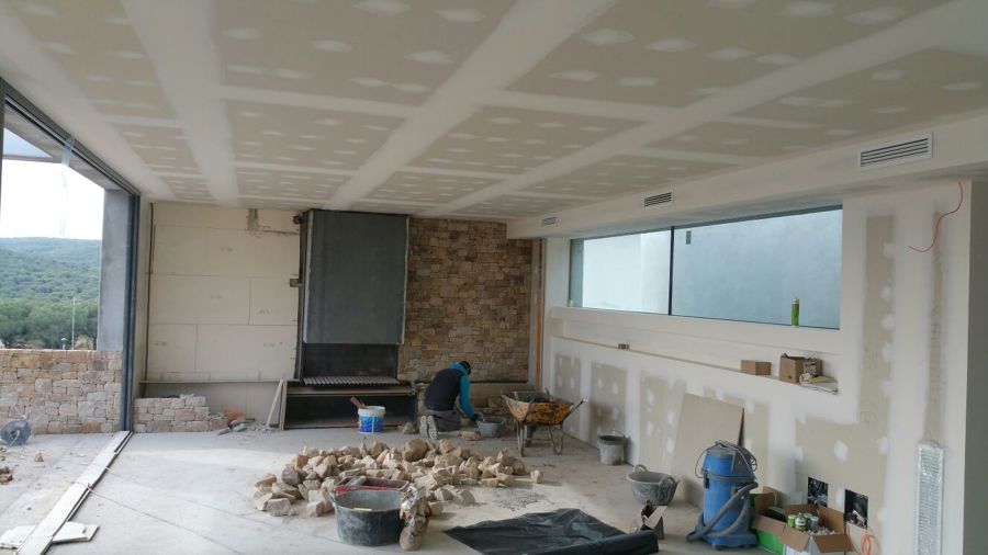 la sala con luses indirectas