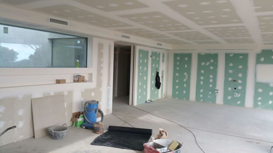 la sala con luses indirectas