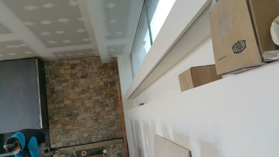 la sala con luses indirectas