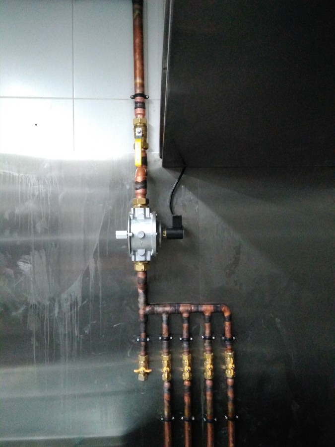 Instalación en local comercial para 5 aparatos con Electroválvula