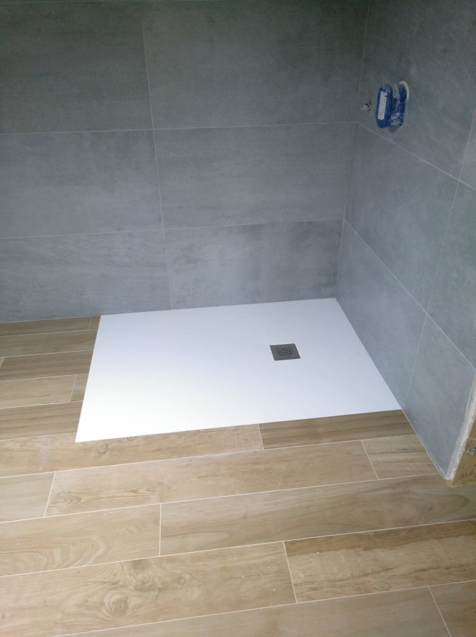 Plato a paño con el suelo porcelanico