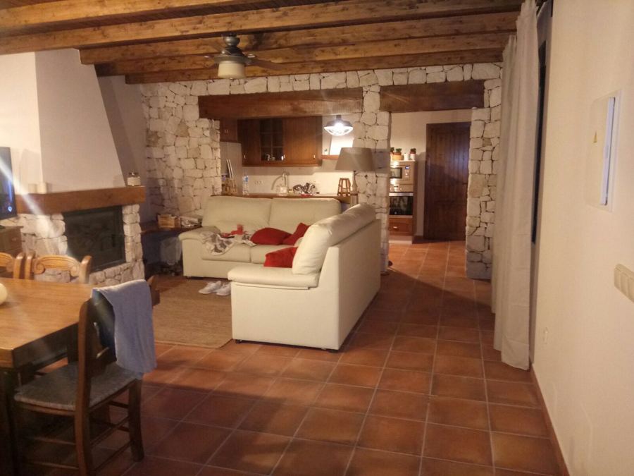 SALON CON FONDO DE PIEDRA.