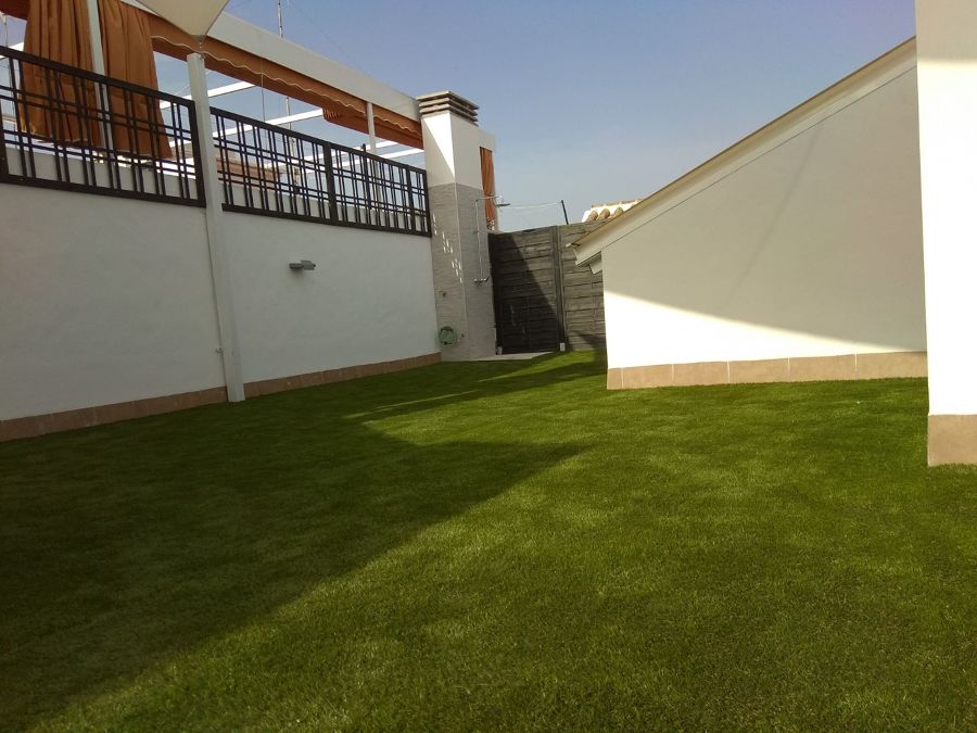 instalacion de cesped artificial en ático