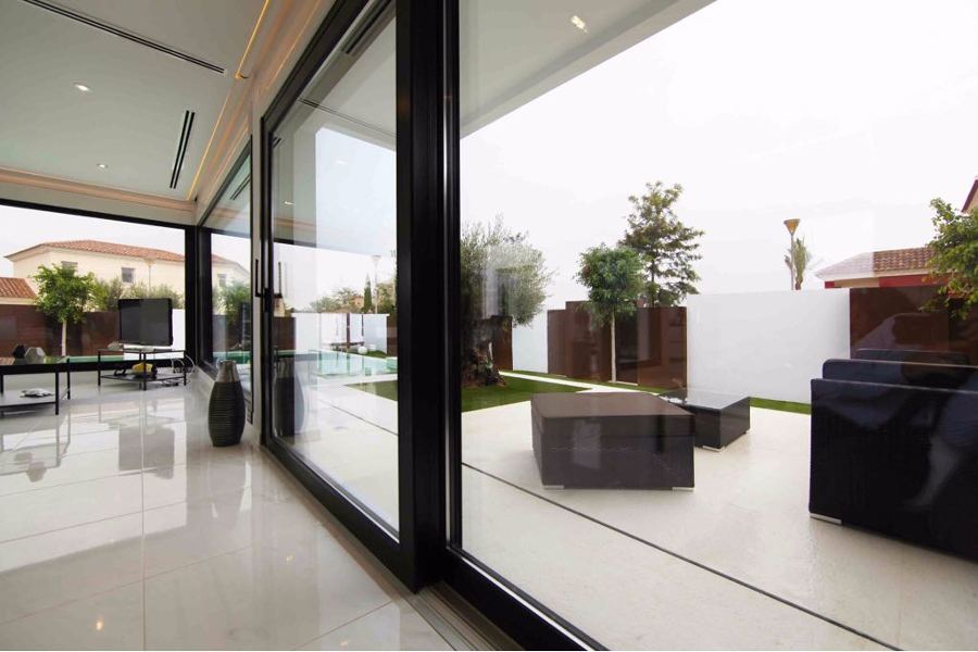 ELEVADORA DE PVC "VEKA".