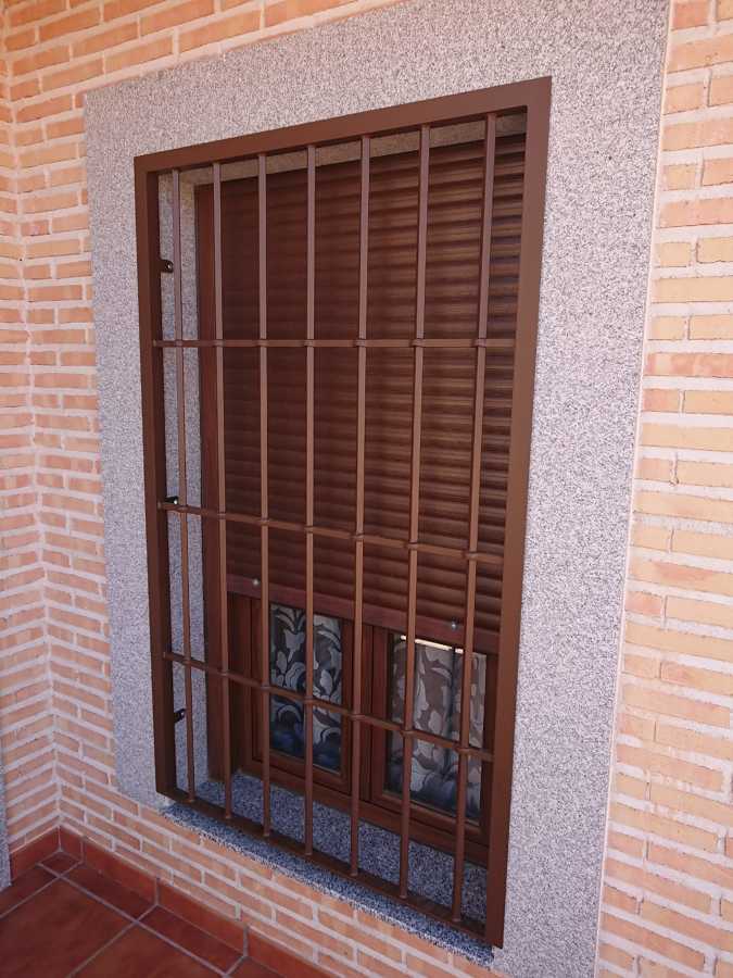 Reja hierro macizo lacada al horno en óxido marrón