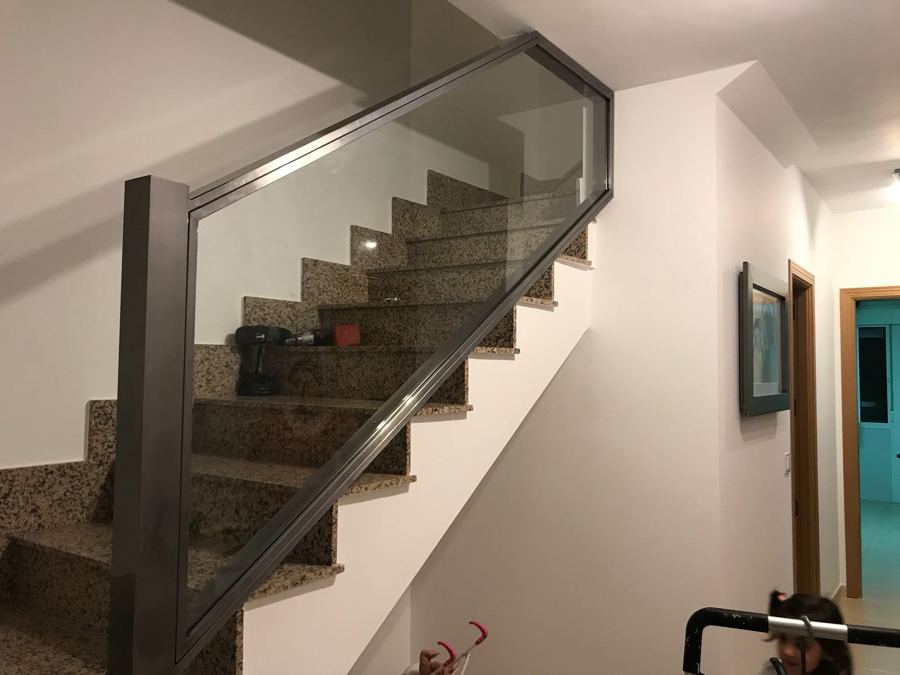 Barandilla de hierro pulido y cristal, barnizado al horno.